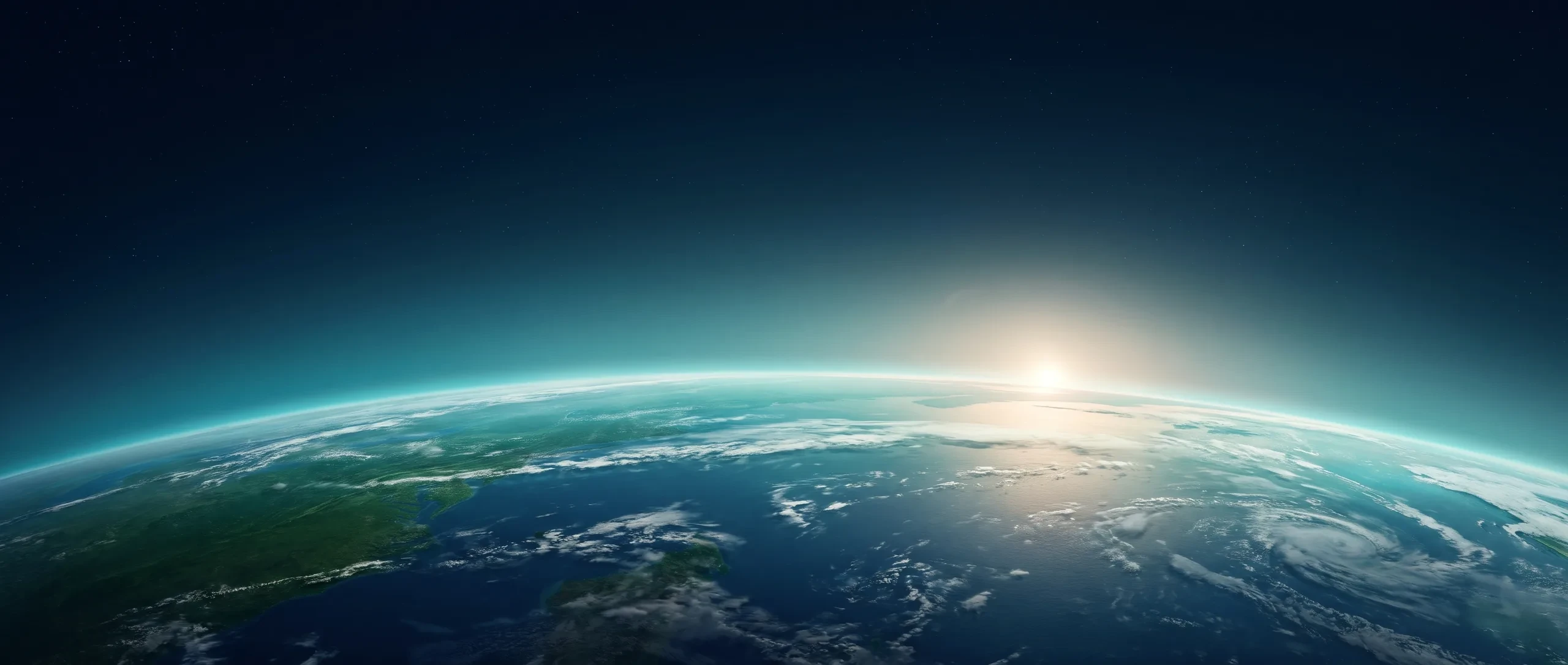 Die Welt im Licht der aufgehenden Sonne unter einem ruhigen Horizont.